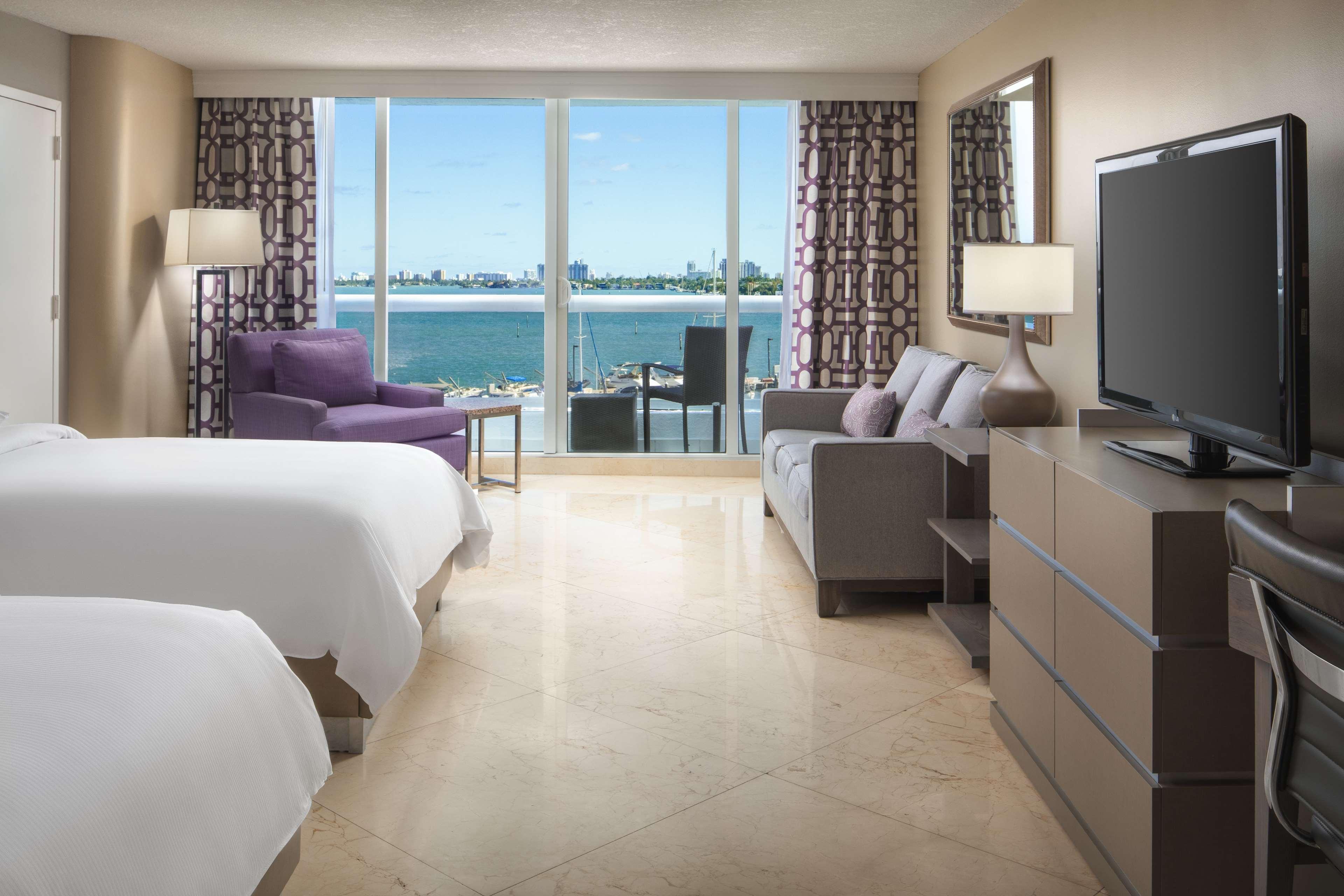 Doubletree By Hilton Grand Hotel Biscayne Bay Майами Экстерьер фото